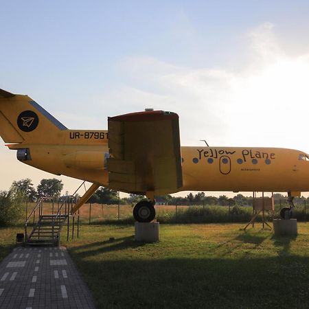 Yellow Plane Yurov Exteriér fotografie