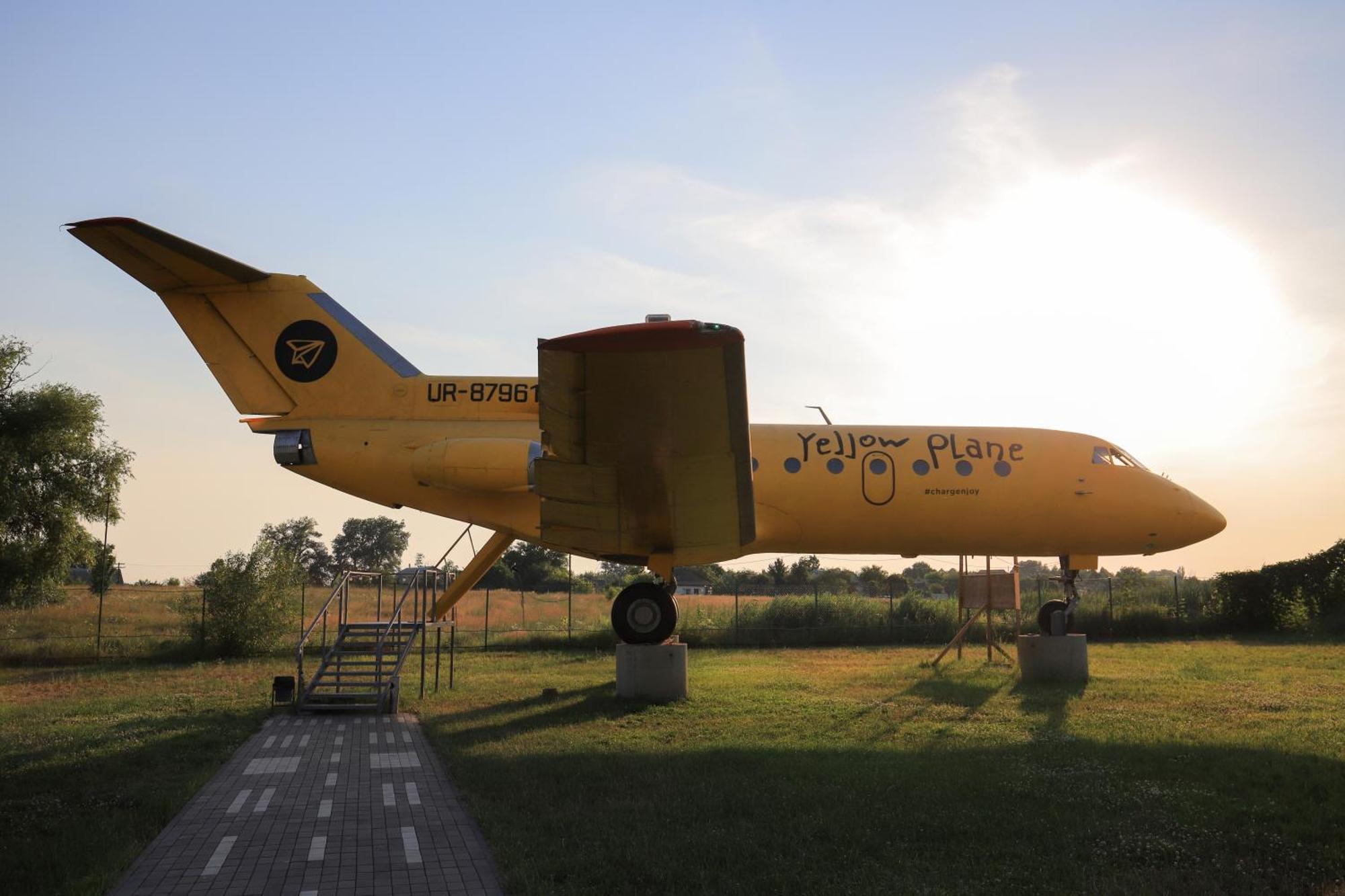 Yellow Plane Yurov Exteriér fotografie